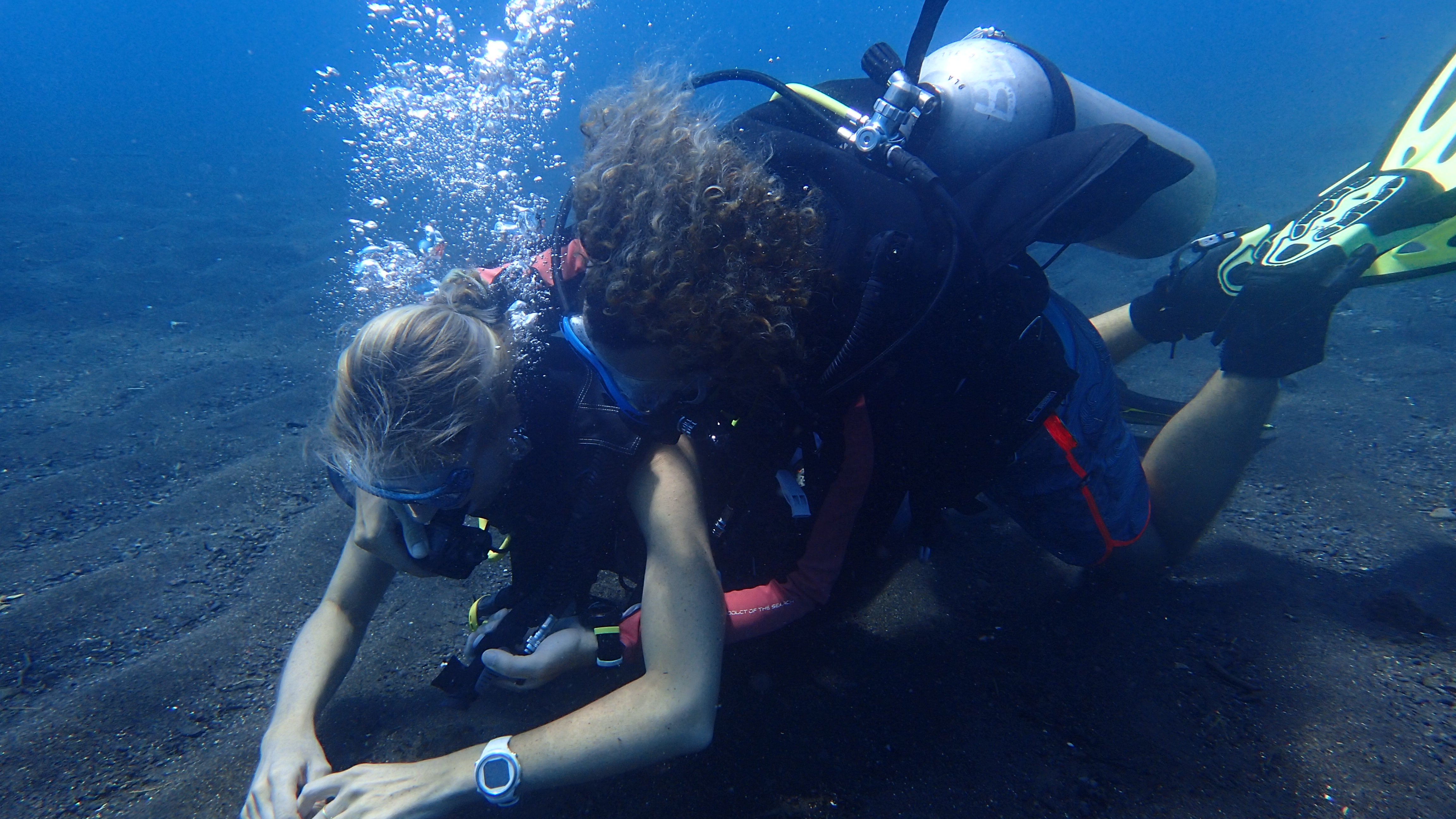 PADI Rescue diver course - Tom rescuing an unresponsive diver from underwater