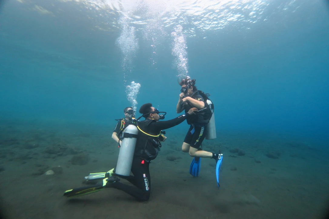 a scuba diver having difficulty equalising their ears in shallow water